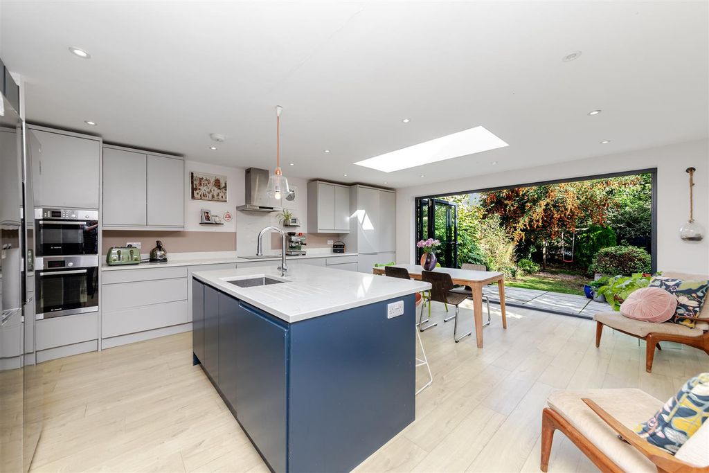 Property photo 2 of 18 75Pondfieldcrescent-13.Jpg