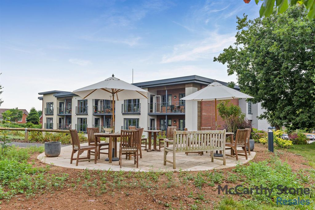 Property photo 1 of 25 Communal Gardens