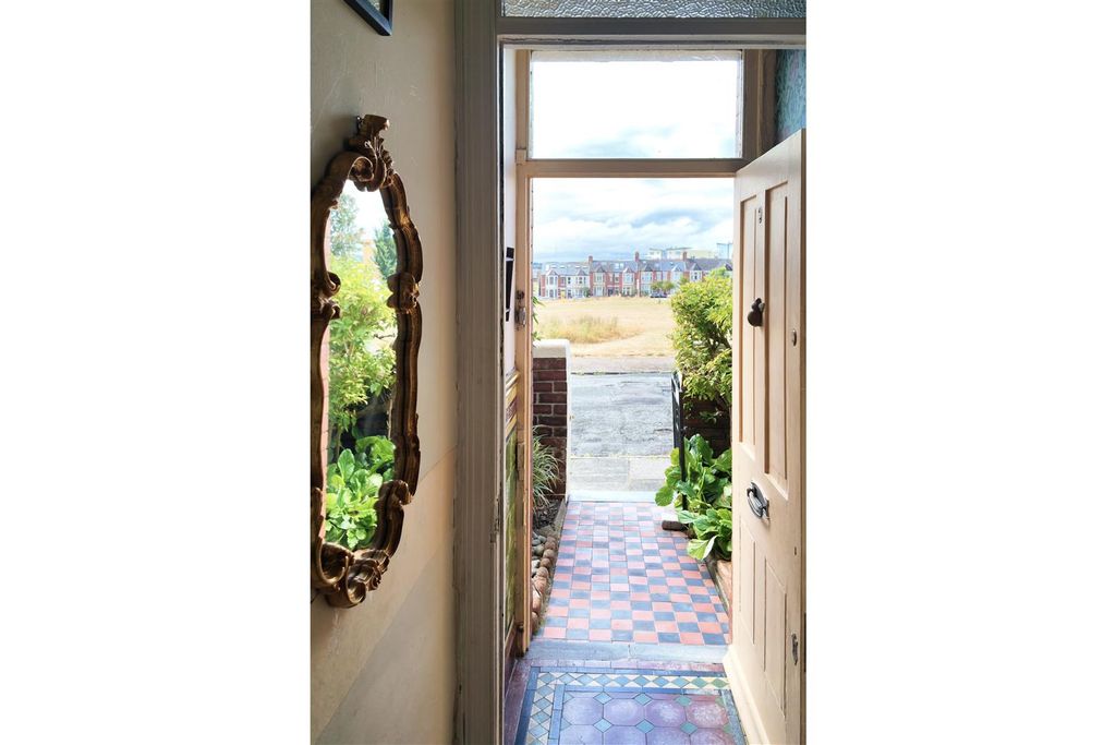Property photo 2 of 40 Hallway