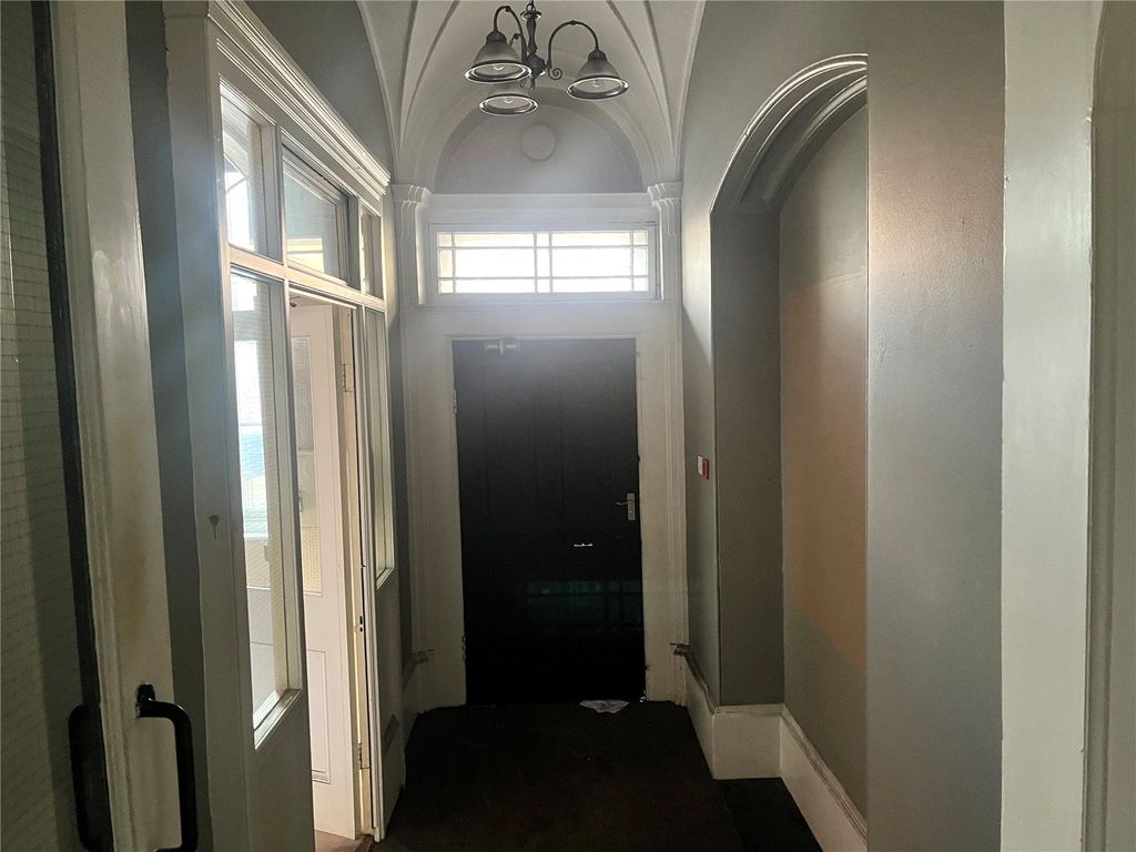 Property photo 2 of 18 Hallway
