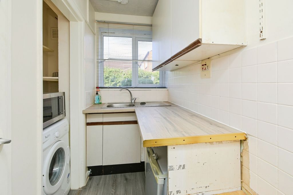 Property photo 2 of 11 Kitchen