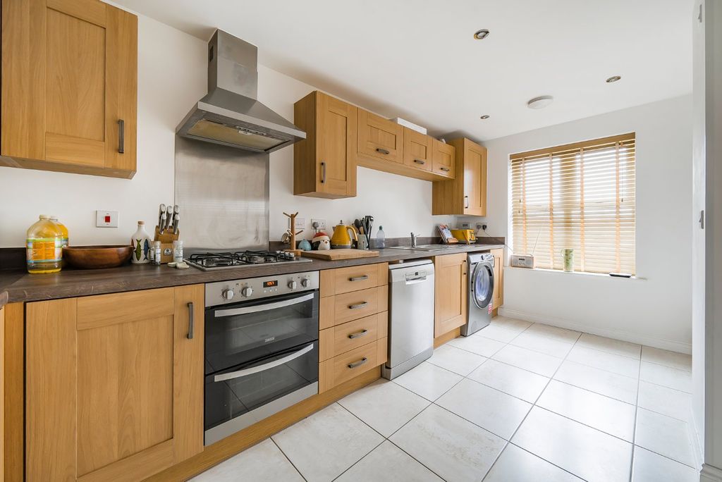 Property photo 3 of 10 Kitchen