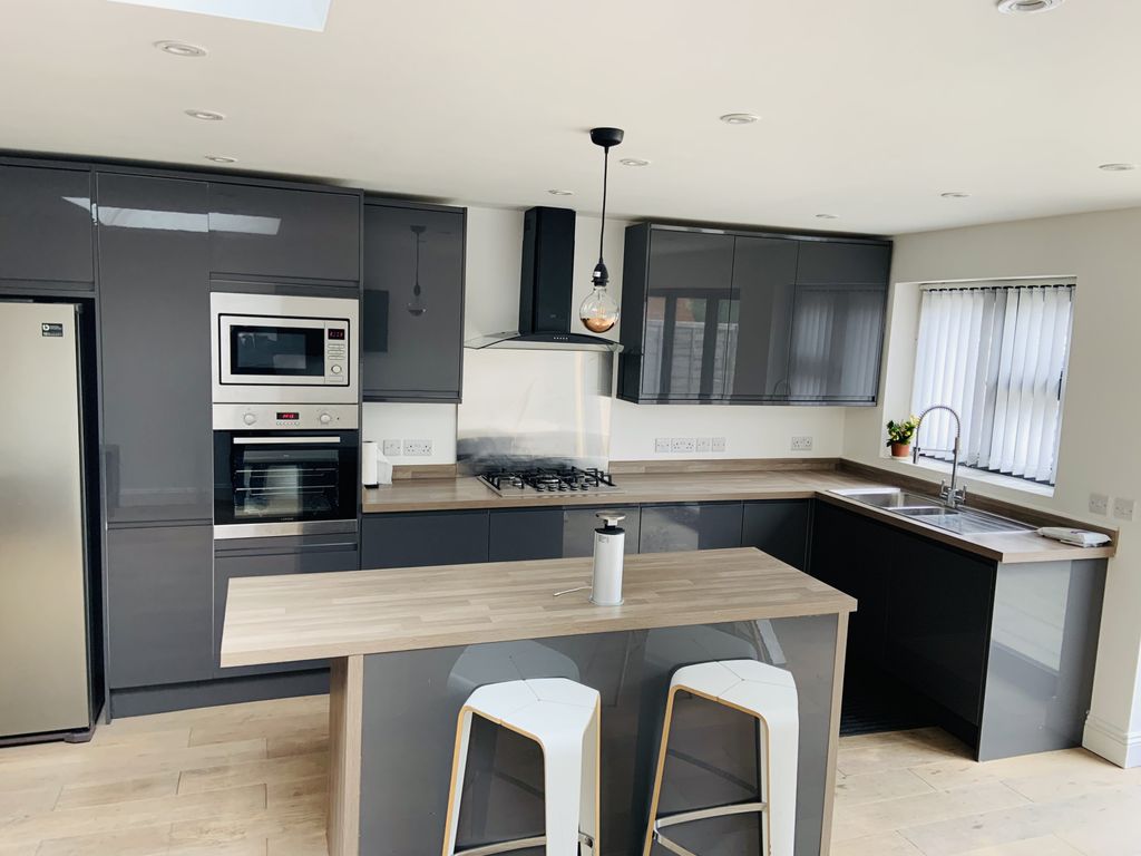 Property photo 1 of 16 4 Bedroom Semi-Detached For Rent
