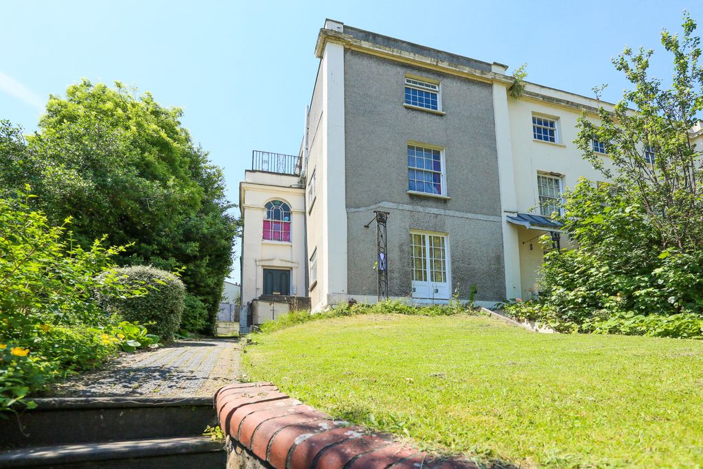Property photo 1 of 15 Garden Flat 175 Cheltenham Rd 7