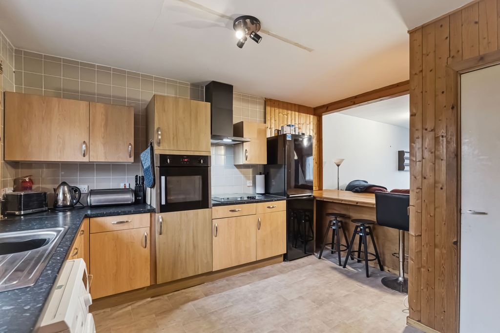 Property photo 3 of 33