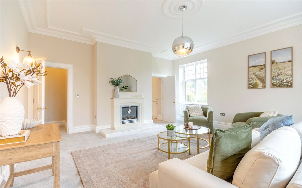 Property photo 3 of 14 Sitting Room