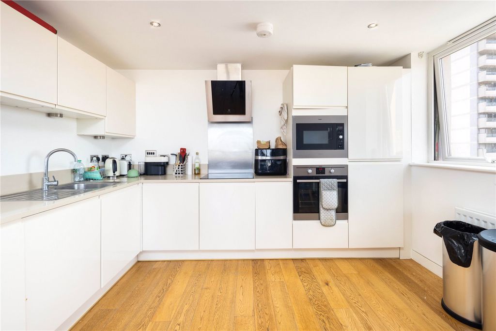 Property photo 3 of 17 Kitchen