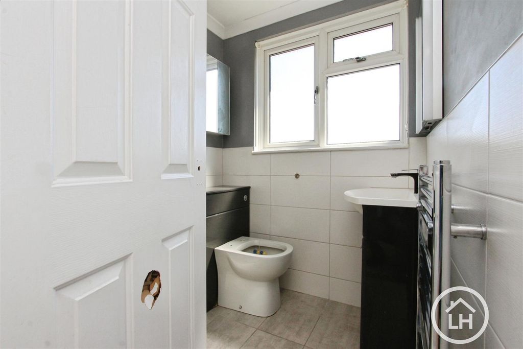 Property photo 2 of 16 Ensuite