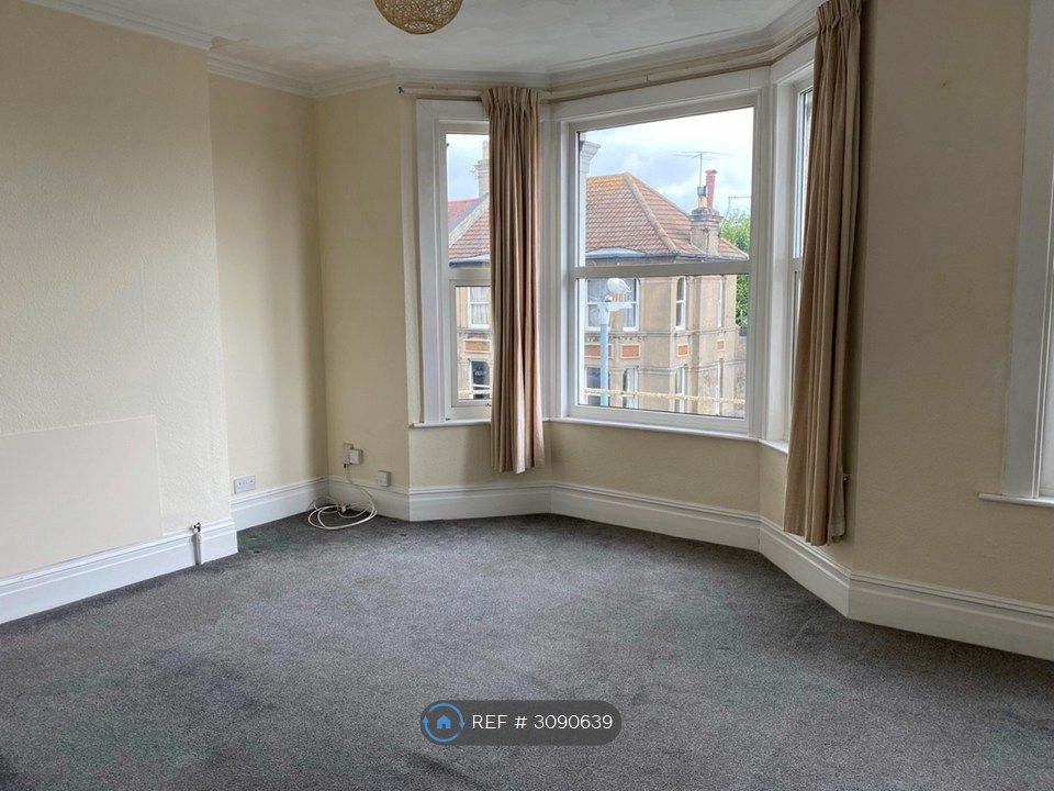 Property photo 3 of 12 Lounge