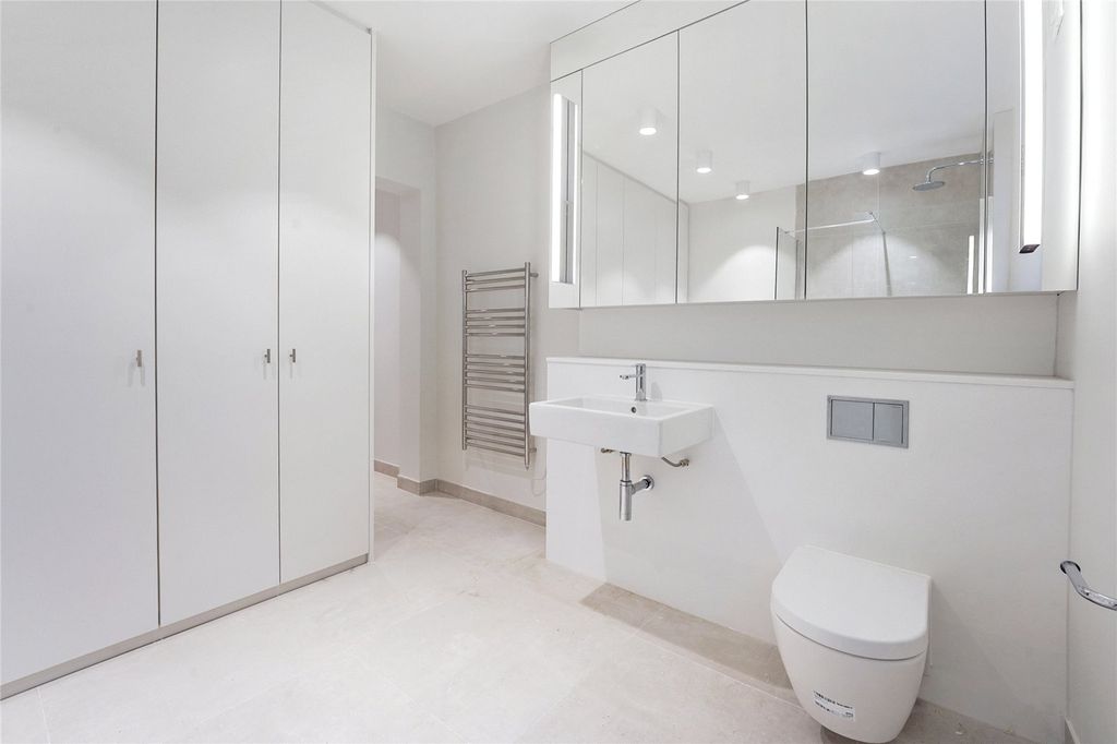 Property photo 2 of 11 Bathroom