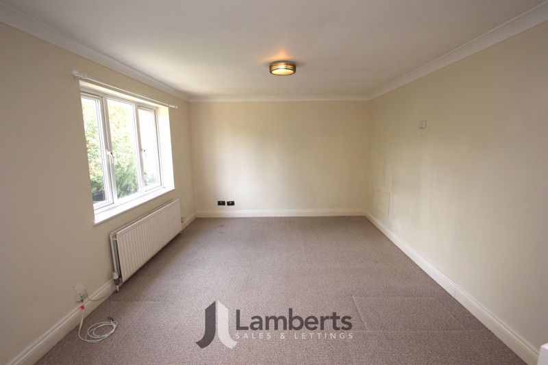 Property photo 3 of 16 Lounge