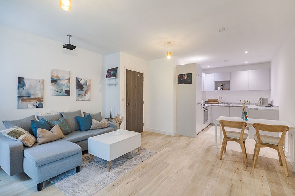 Property photo 3 of 21 Living / Dining Room