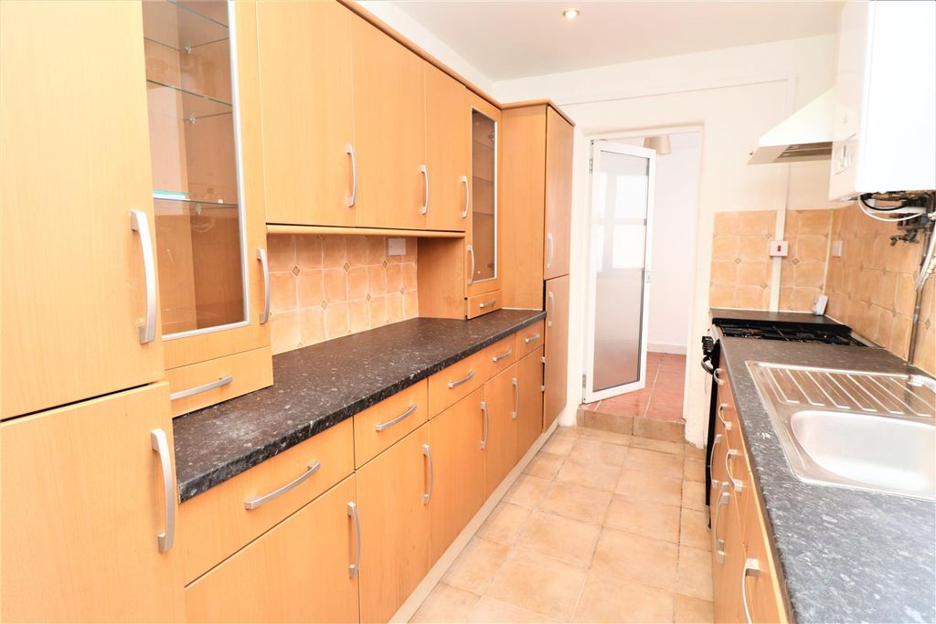 Property photo 3 of 8 Kitchen .Jpg