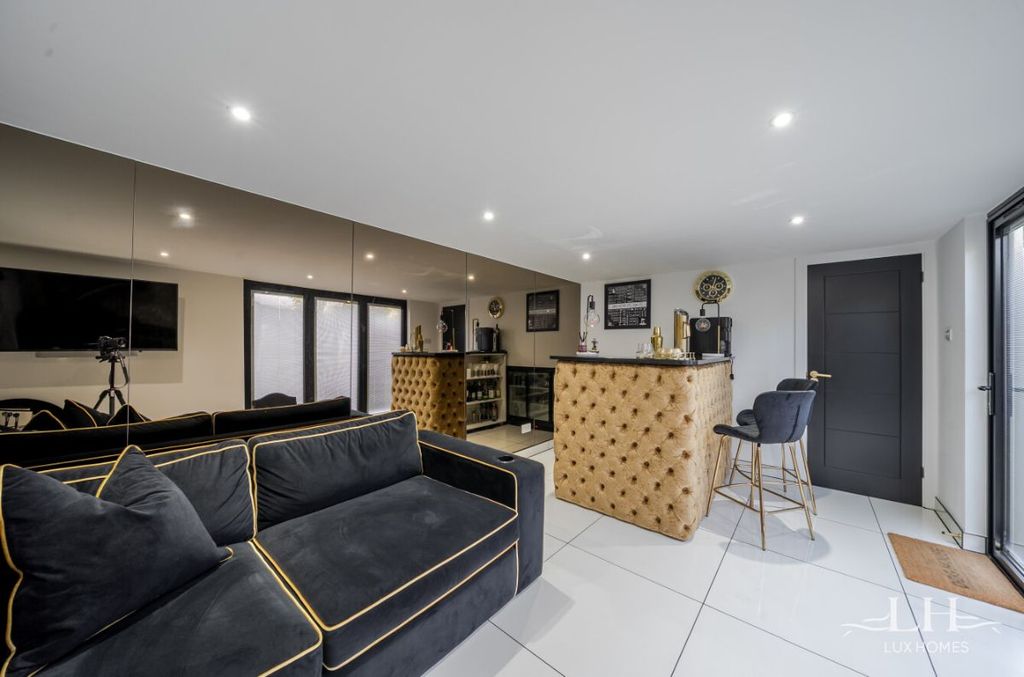 Property photo 3 of 21