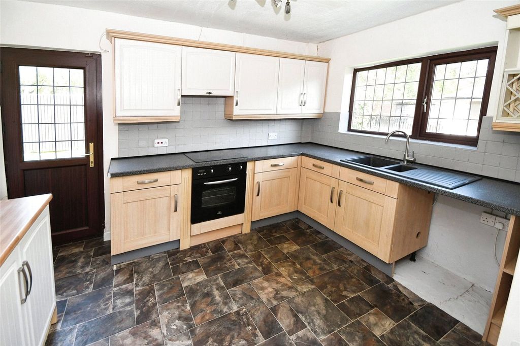 Property photo 2 of 8 Kitchen