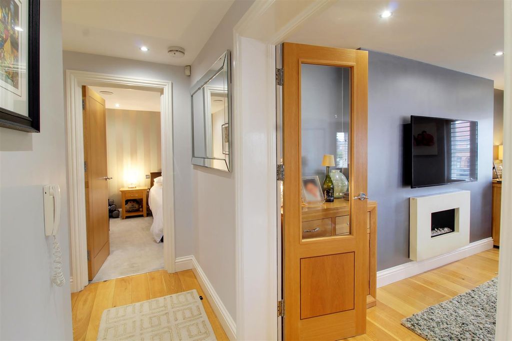 Additional image 16 of 3 bed flat for saleBluebridge Road, Brookmans Park AL9