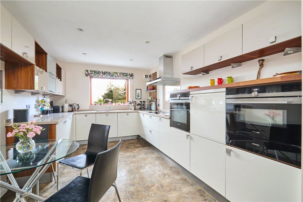 Property photo 3 of 24 Breakfast Kitchen