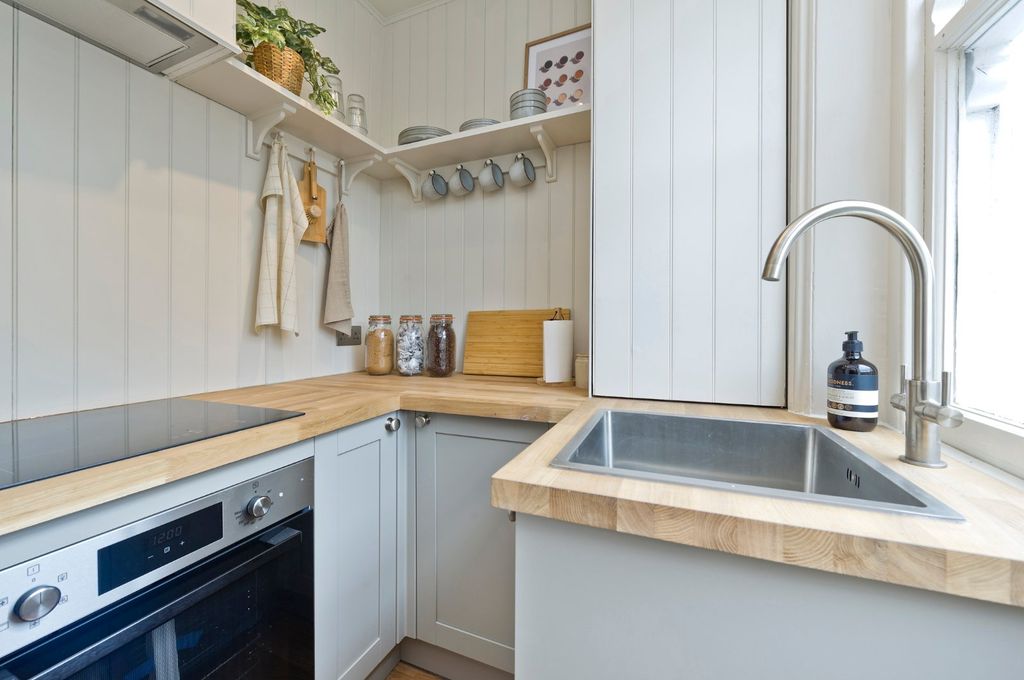 Property photo 3 of 7 Kitchen