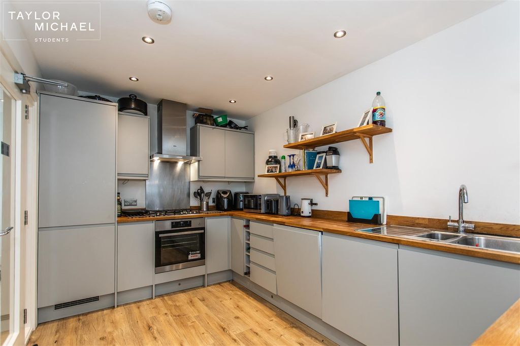 Property photo 2 of 19 Kitchen