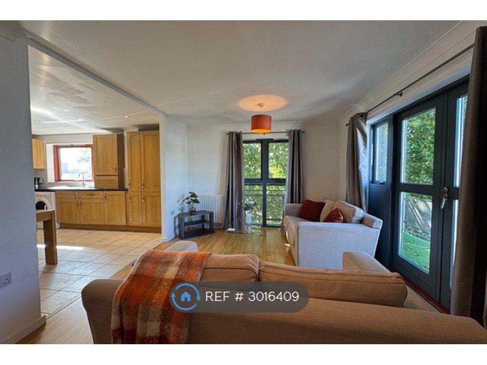 Property photo 3 of 12 Lounge 2