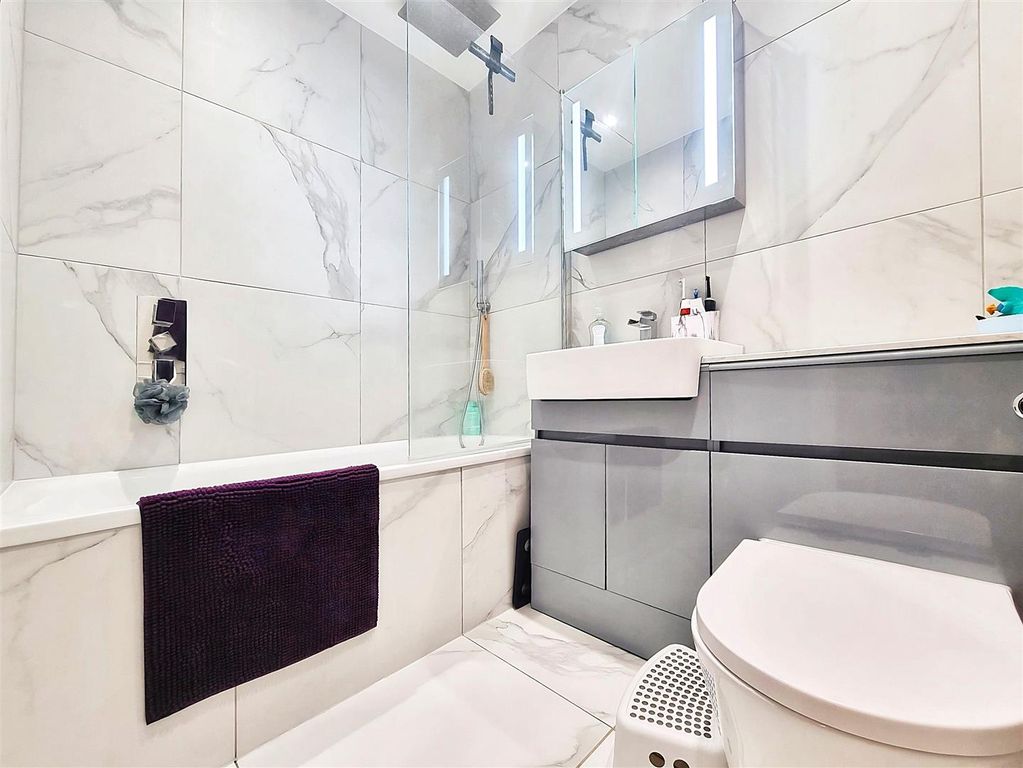 Property photo 2 of 11 Bathroom