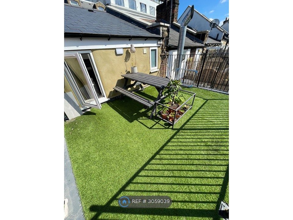 Property photo 2 of 32 Roof Terrace