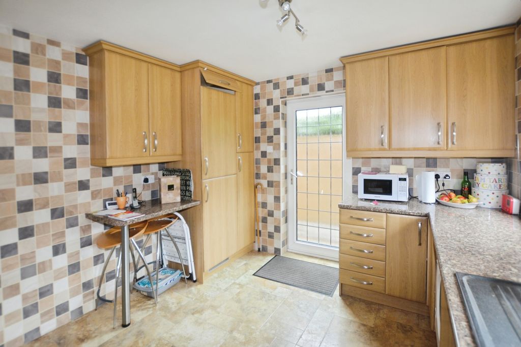 Property photo 3 of 12 Kitchen.