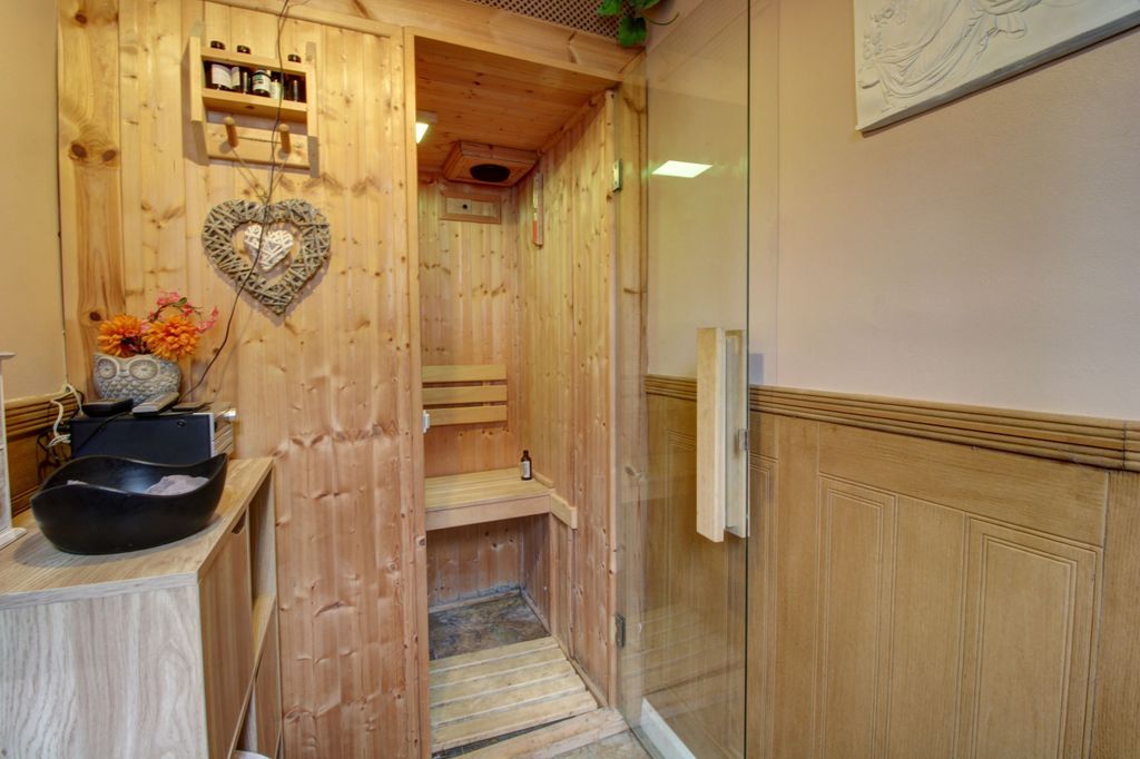 Property photo 3 of 15 Sauna