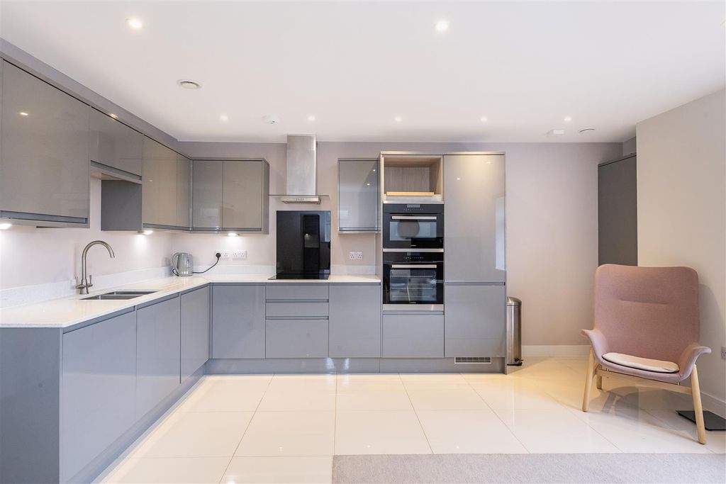 Property photo 2 of 10 7-St-Margarets-Court-04.Jpg