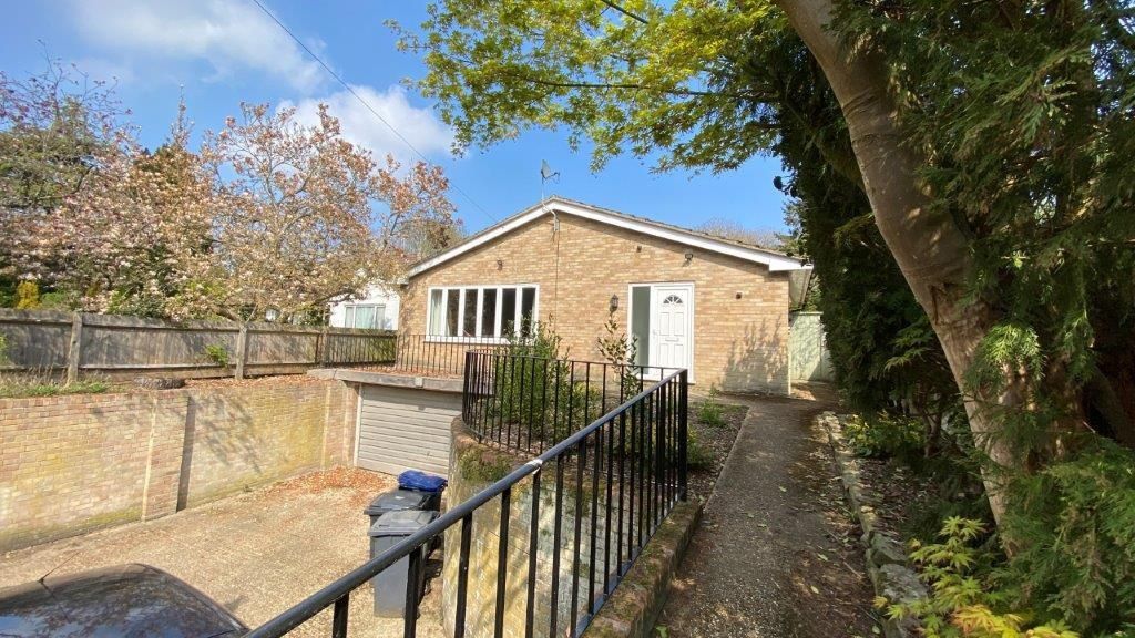 Property photo 1 of 40 Detached Bungalow With Driveway And Garden Access...