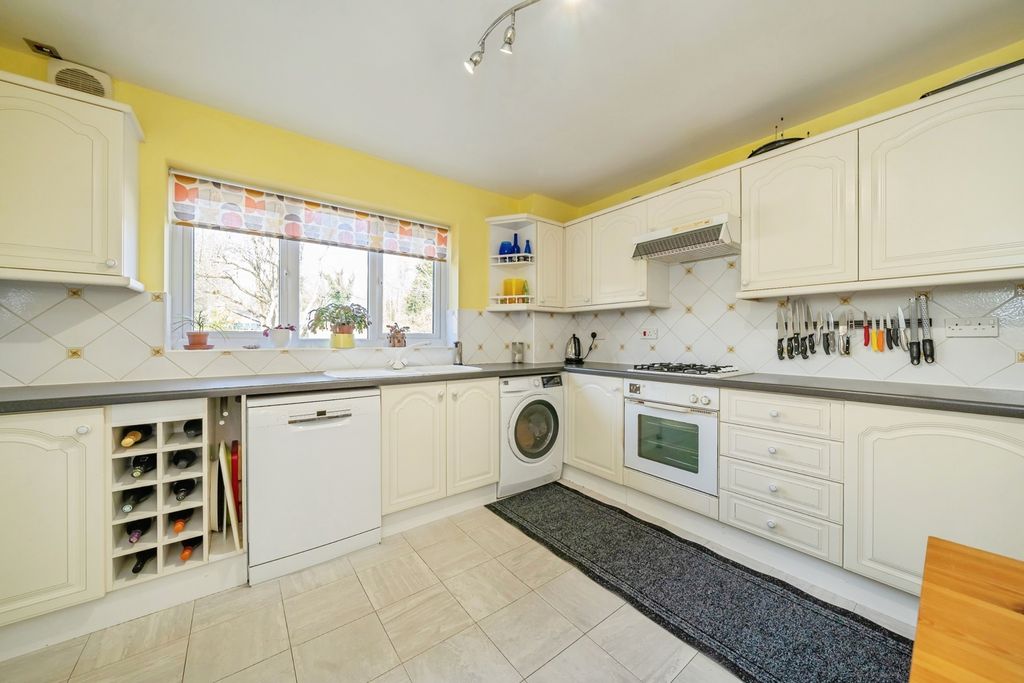 Property photo 2 of 17 Breakfast Kitchen