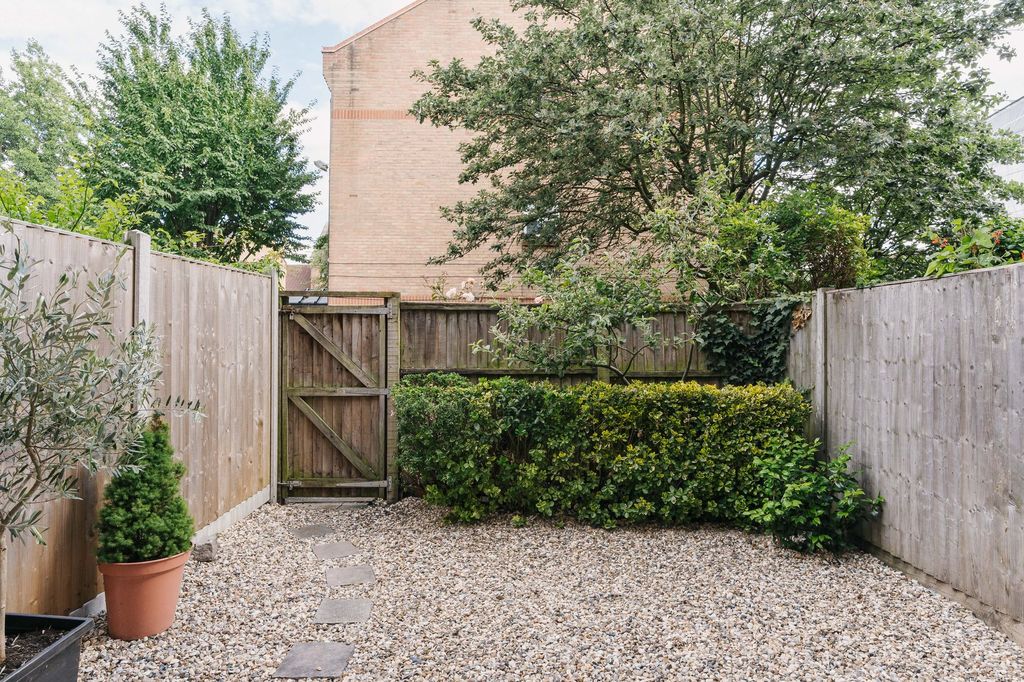 Property photo 3 of 15 Victoria Park Road E9
