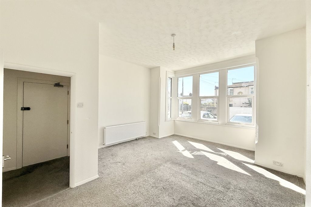 Property photo 1 of 6 (Main)
