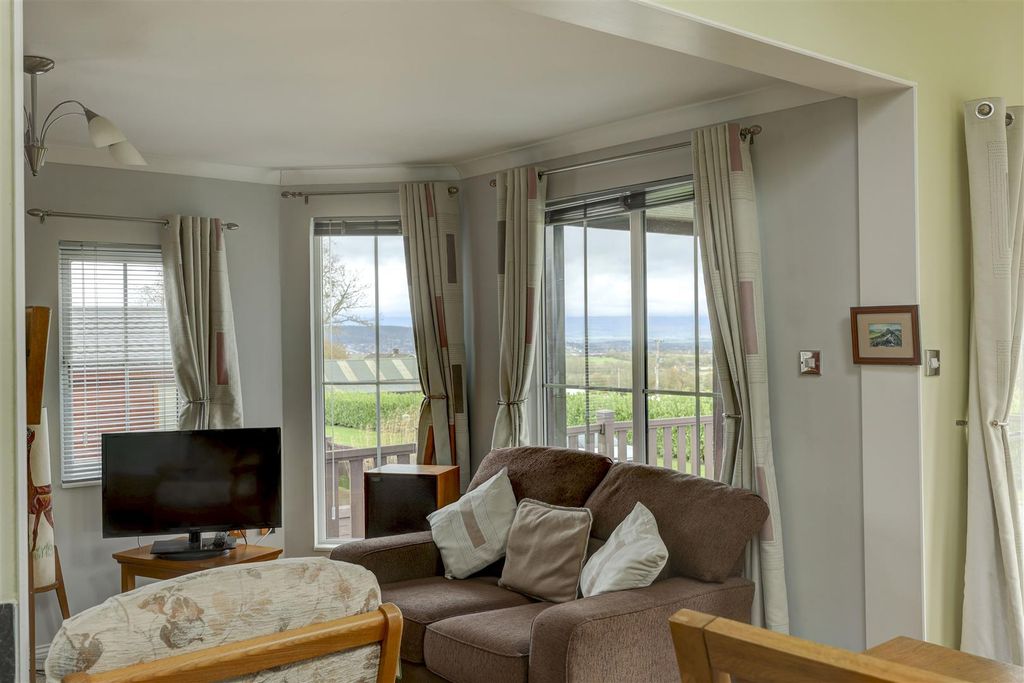 Property photo 3 of 19 Lounge