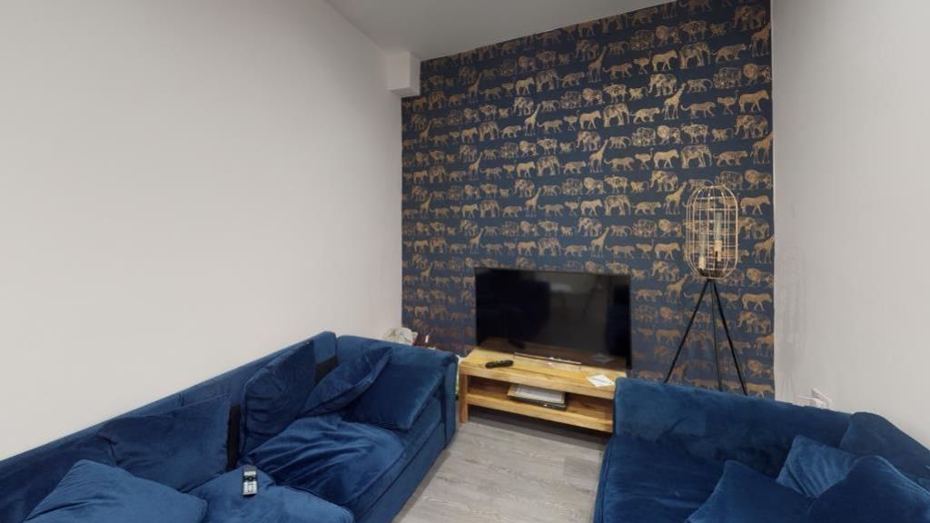 Property photo 3 of 8 A Stylish And Spacious Modern Living Room Featurin...