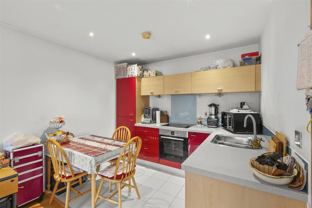 Property photo 3 of 12 15 Ream Court, Ryemead Boulevard, Hp11 1Gg-1.Jpg