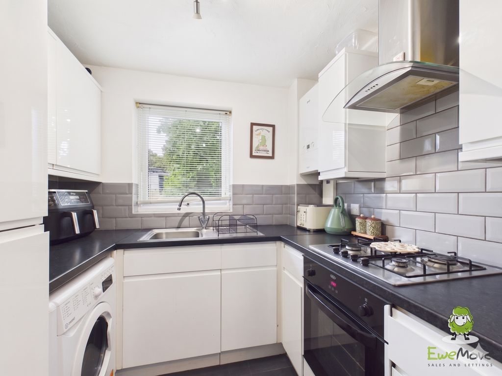 Property photo 3 of 9 Ewemove Estate Agents Basingstoke - Great Oaks Cha