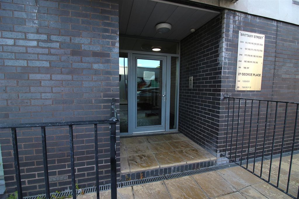 Property photo 3 of 11 Communal Entrance