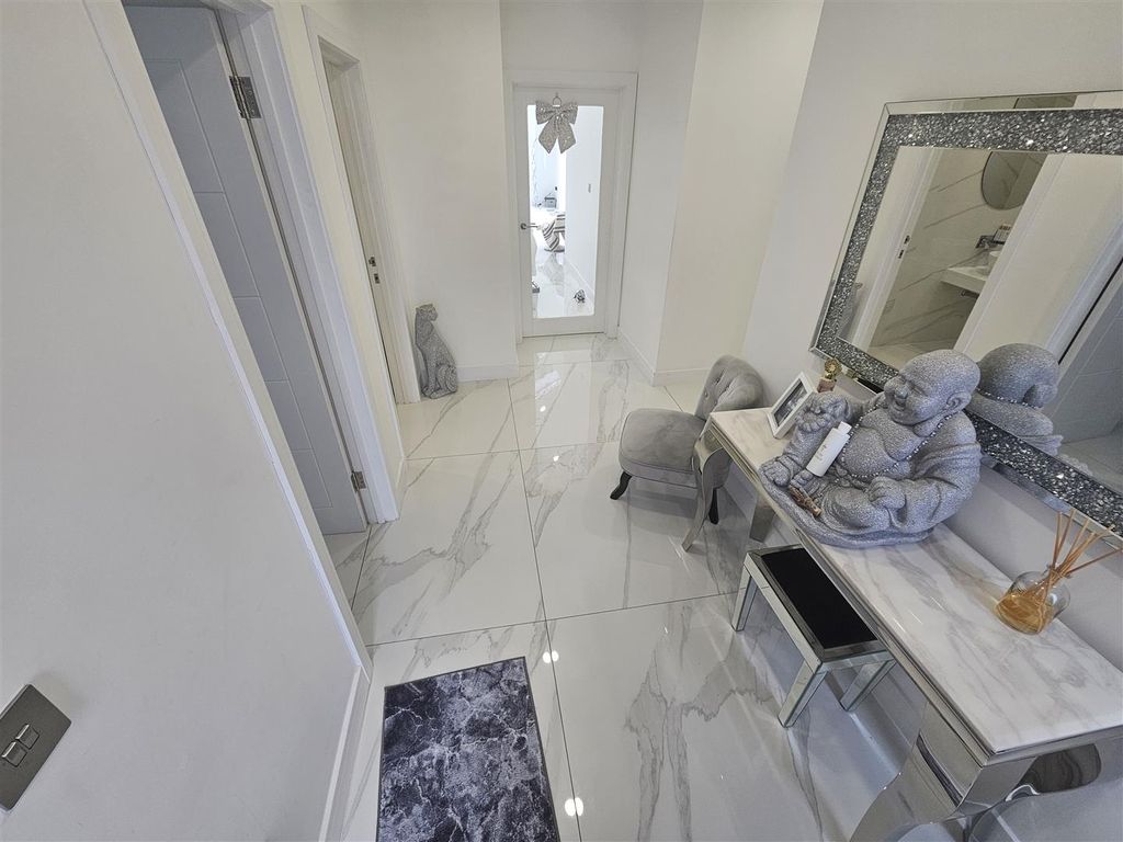 Property photo 2 of 23 Entrance Hall