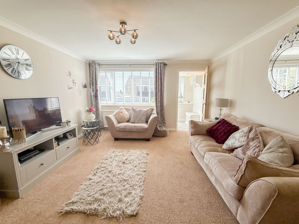 Property photo 2 of 12 Lounge