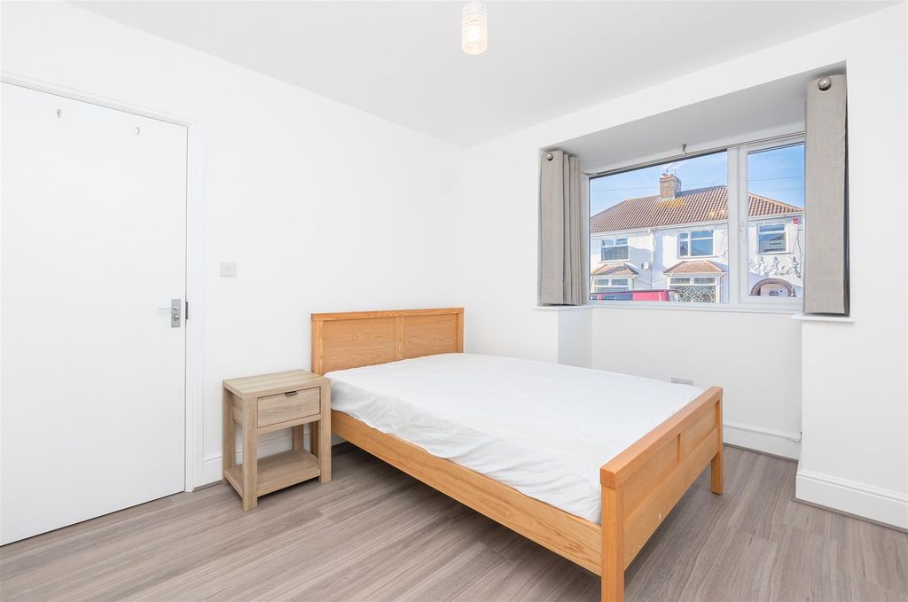 Property photo 3 of 10 7-Coaley-Road-Bs11-9Xd-6.Jpg