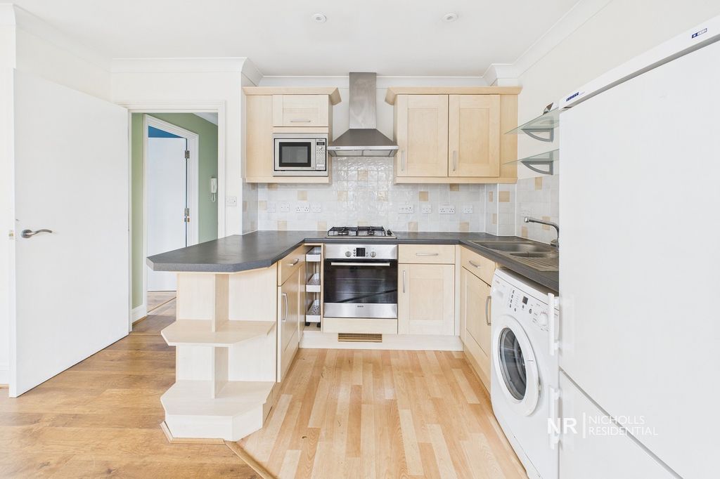 Property photo 3 of 11 Kitchen