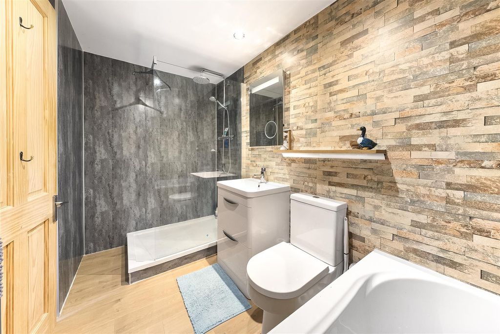 Property photo 3 of 21 House Bathroom