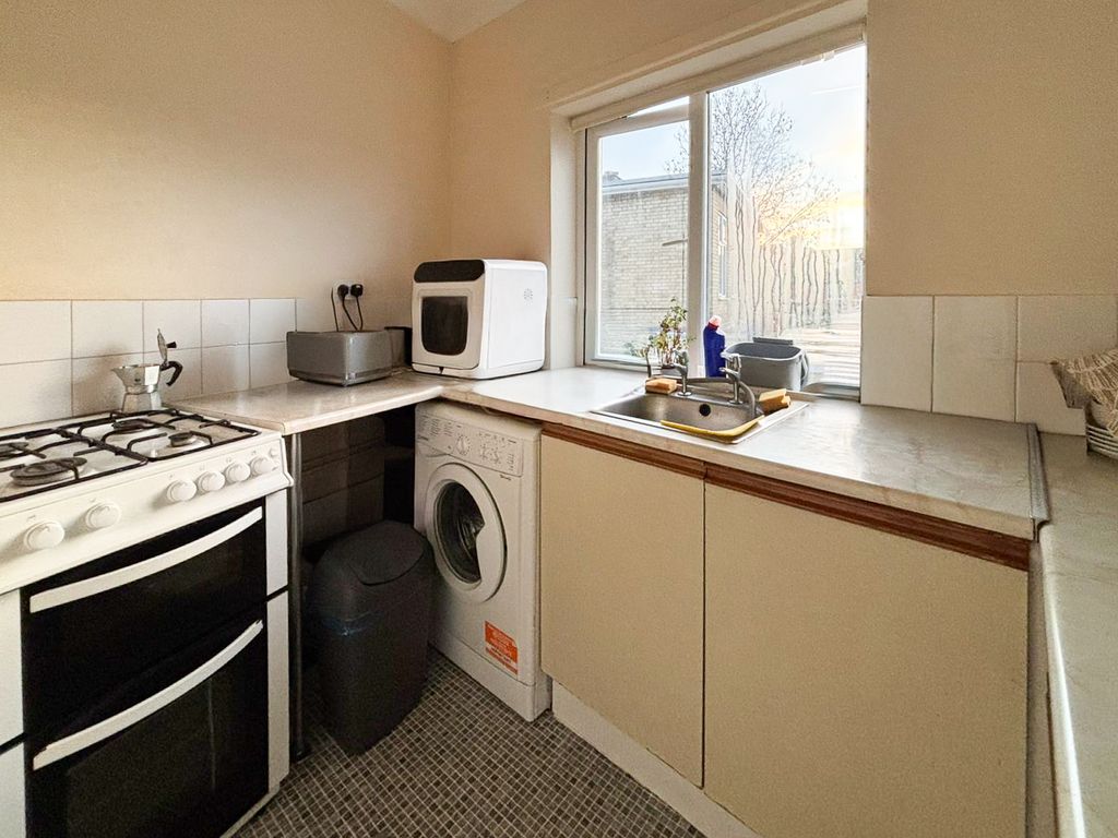 Property photo 2 of 7 Kitchen