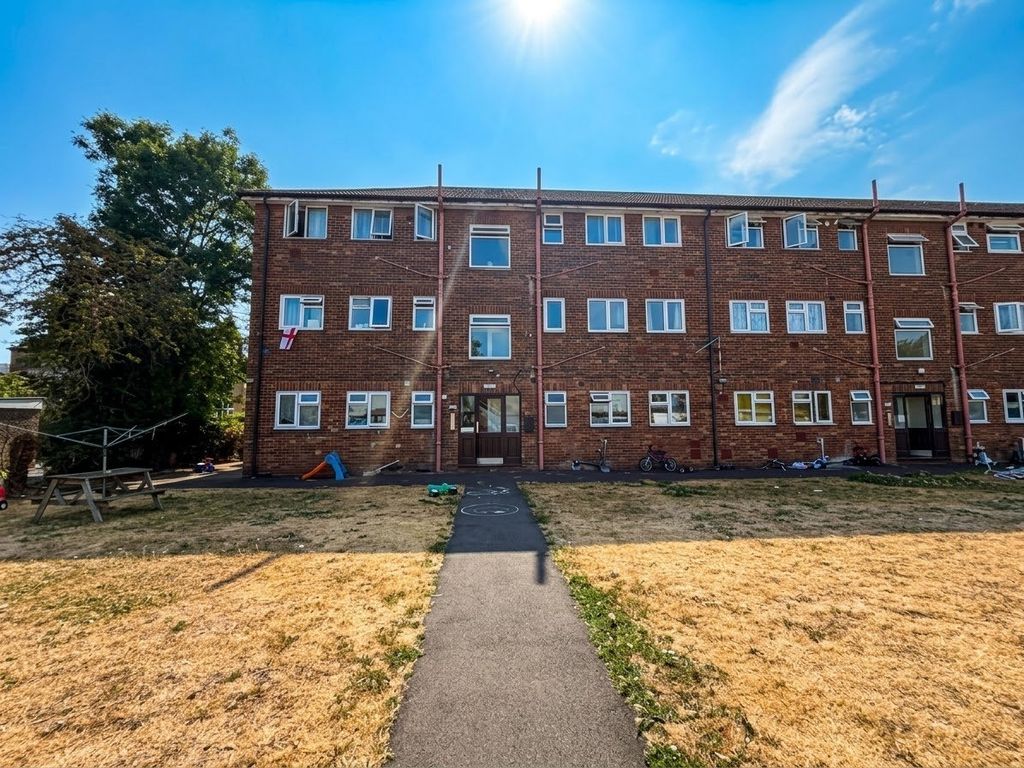 Property photo 1 of 6 Two Bed Flat For Sale Bath Road, Colnbrook Sl3