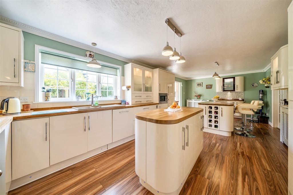 Property photo 3 of 30 Kitchen/Dining Room