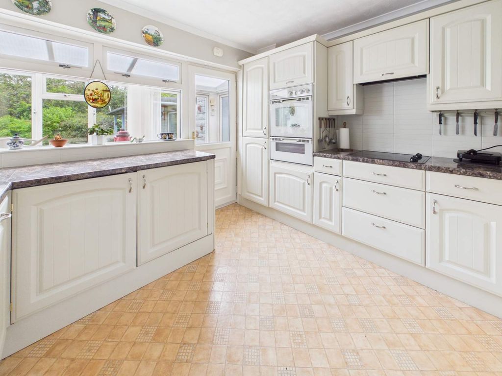 Property photo 2 of 19 Kitchen