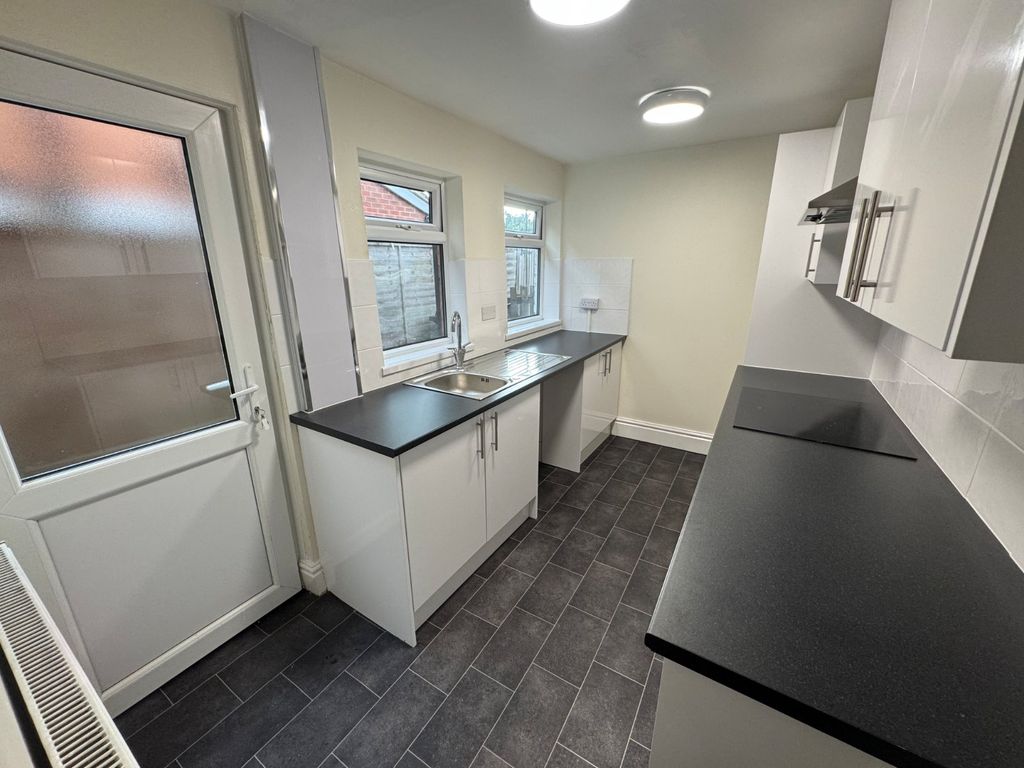 Property photo 3 of 11 Kitchen