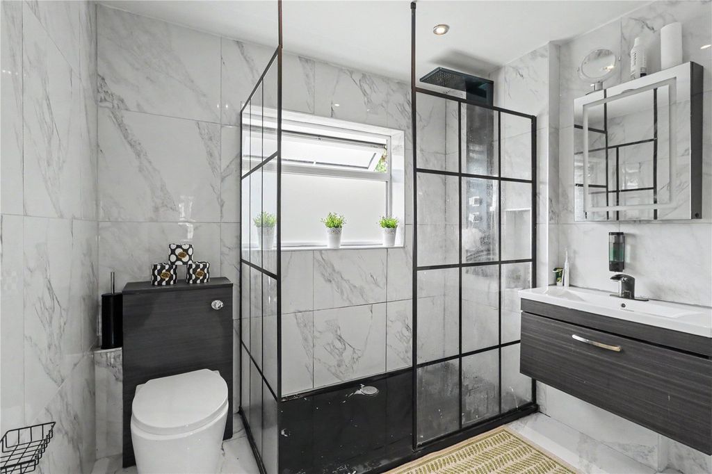 Property photo 3 of 17 Family Bathroom