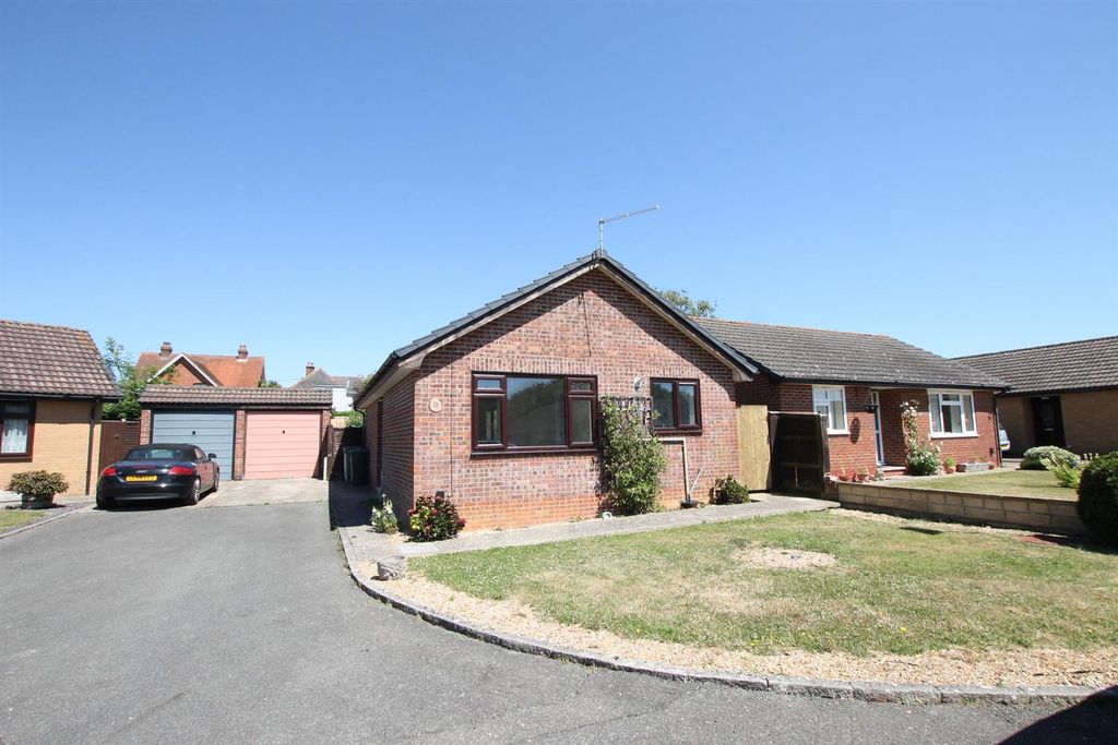 Property photo 1 of 10 .